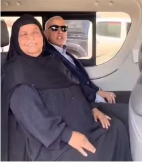 محافظ الأقصر يفي بوعده.. يزور سيدة استجارت به من حرارة الشمس أثناء جولته 